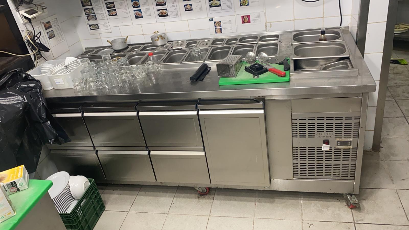 יצחק הורביץ דלפק6 מגירות + דלת עם סלטיה ענקית (1)